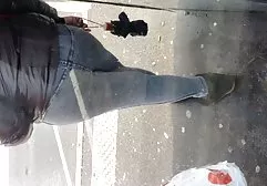Junge Schönheit mit einem Krebs tittenfick im bh gebeugt klebt Vibrator in ihre Muschi