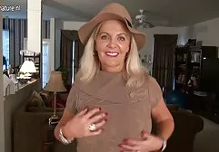 Der sexy tittenfick anleitung Brunette hat mächtig den vollen Mund des weißen Spermas vollendet