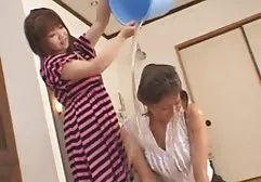 Die Muschi eines jungen Pornomodels tittenfick pov bekommt eine exklusive Masturbation auf einem Ball