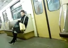 Junges tätowiertes Mädchen streichelt Pussy mit rosa Vibrator der beste tittenfick