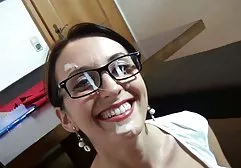 Romantischer Fick einer vollbusigen reifen Brünette und ein geiler busensex wunderschöner Orgasmus im Bett