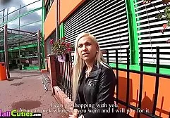 Junge japanische gina wild tittenfick Frau fingert leidenschaftlich ihre haarige Vagina im Badezimmer mit einem Vibrator und Cums