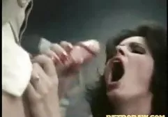 Beobachten Sie den Oralsex eines jungen tittenfick arschfick Paares am Strand
