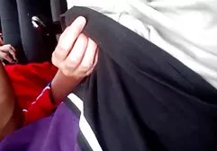 Junge mature tittenfick Schlampe zieht sich im Bett mit einer reifen Frau aus und arrangiert Lesbensex