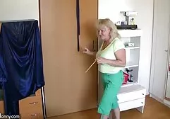 Junges Mädchen tittenfick sperma schaut sich den Fick einer betrunkenen reifen Nachbarin mit ihrem hübschen Freund an