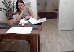 Junges Mädchen schiebt hentai tittenfick Muschi auf einen riesigen holprigen Schwanz
