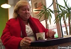 Die Hausfrau betrachtet tittenfick mit großen titten die Küche als den bequemsten Ort