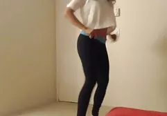Ein entspanntes junges Pornomodel mit Schamhaarschnitt erlaubte tittenfick pov den Freunden, sich selbst zu ficken