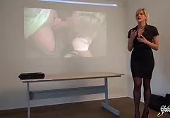 Fotze und Arsch der entspannten reifen fetter tittenfick Schlampe werden zu ihrem Geburtstag mit einem Dildo gefickt