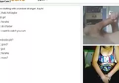 Versteckte Kamera gefilmt die Ankunft ihres Mannes mit einer jungen Schlampe und einem Mädchen im amateur tittenfick Bett zu Hause ficken