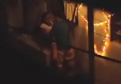 Junges sexy asiatisches Baby in gestreiften silikon tittenfick Strümpfen