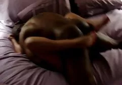 Zwei reife Pornostars haben amateur tittenfick Spaß miteinander im Bett zu ficken
