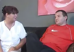 Dude's Schwanz ist ein geiles Sperma kostenlos tittenfick von einem erfahrenen reifen Pornostar, der Titten lutscht und wichst