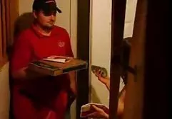 Der Schwanz des Jungen tittenfickvideos bekommt einen geilen Blowjob von einer jungen Freundin direkt beim Zelten
