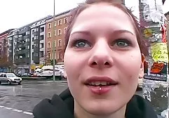 Rotes Sofa für Sex mit einer grosse tittenfick Brünette