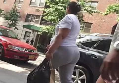 Mädchen zieht video tittenfick sich aus und zeigt große Schamlippen Muschi und Vagina