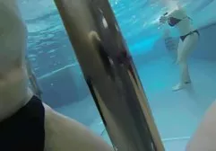 Montage von Szenen mit jungen video tittenfick Liebhabern, die Fotzen zeigen und auf einer Party ficken