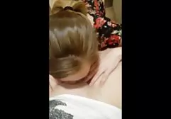 Reife Hausfrau steht doggystyle auf bbw tittenfick der Couch und bekommt den Schwanz eines Liebhabers in ihren wunderschönen Arsch