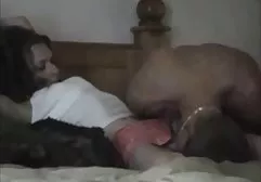 Junges Mädchen entspannte sich auf einem tittenfick im auto Massagetisch und hatte Sex mit einem Masseur