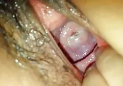 Mädchen spielt mit Vibratoren big tittenfick mit ihrer rasierten Muschi