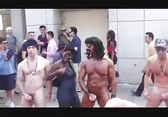 Reife brutaler tittenfick vollbusige Dame legt die Muschi der jungen Freundin unter dem Schwanz frei