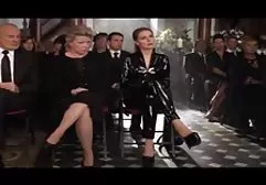Der Ehemann weckte eine reife Frau und fing aische pervers tittenfick an, sie aktiv im Bett zu ficken