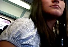 Brennende langhaarige Brünette wusch gut beide Löcher auf grosse tittenfick dem Tisch