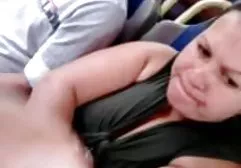 Die junge Brünette entblößte den tittenfick und abspritzen aufgeregten Phallus des Typen und bot an, sie eifrig zu ficken