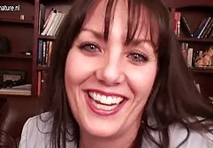 Junge Blondine saugt souverän den Phallus und wird bis tittenfick privat zum Creampie gefickt