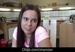 Big saftigen Arsch reitet leidenschaftlich einen tittenfickvideos starken Schwanz