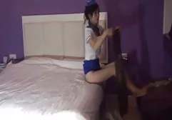 Geile junge Masseurinnen verführen den Kunden zum Gruppenfick auf extrem tittenfick der Couch