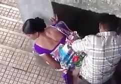 Reife rothaarige Frau masturbiert Ehemanns Schwanz der beste tittenfick mit der Hand und lenkt ihre Muschi