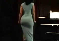 Die vollbusige junge tittenfick hd Blondine stellt verführerisch ihre kühlen Milchstücke zur Schau