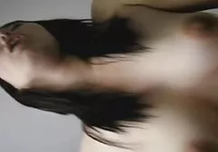 Die reife Brünette lutscht den Schwanz eines Mannes auf verschiedene Weise und erlaubt ihr, in ihren Arsch mega tittenfick einzudringen