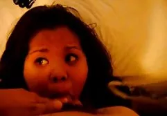 Pornostar tittenfick am strand masturbiert direkt auf dem Tisch